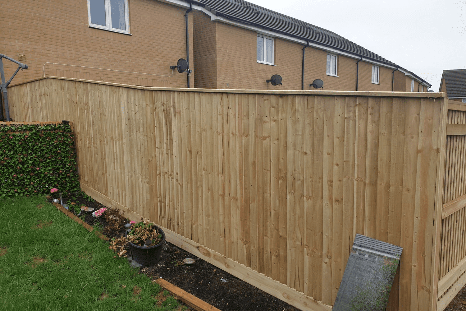 Closeboard fence with capping